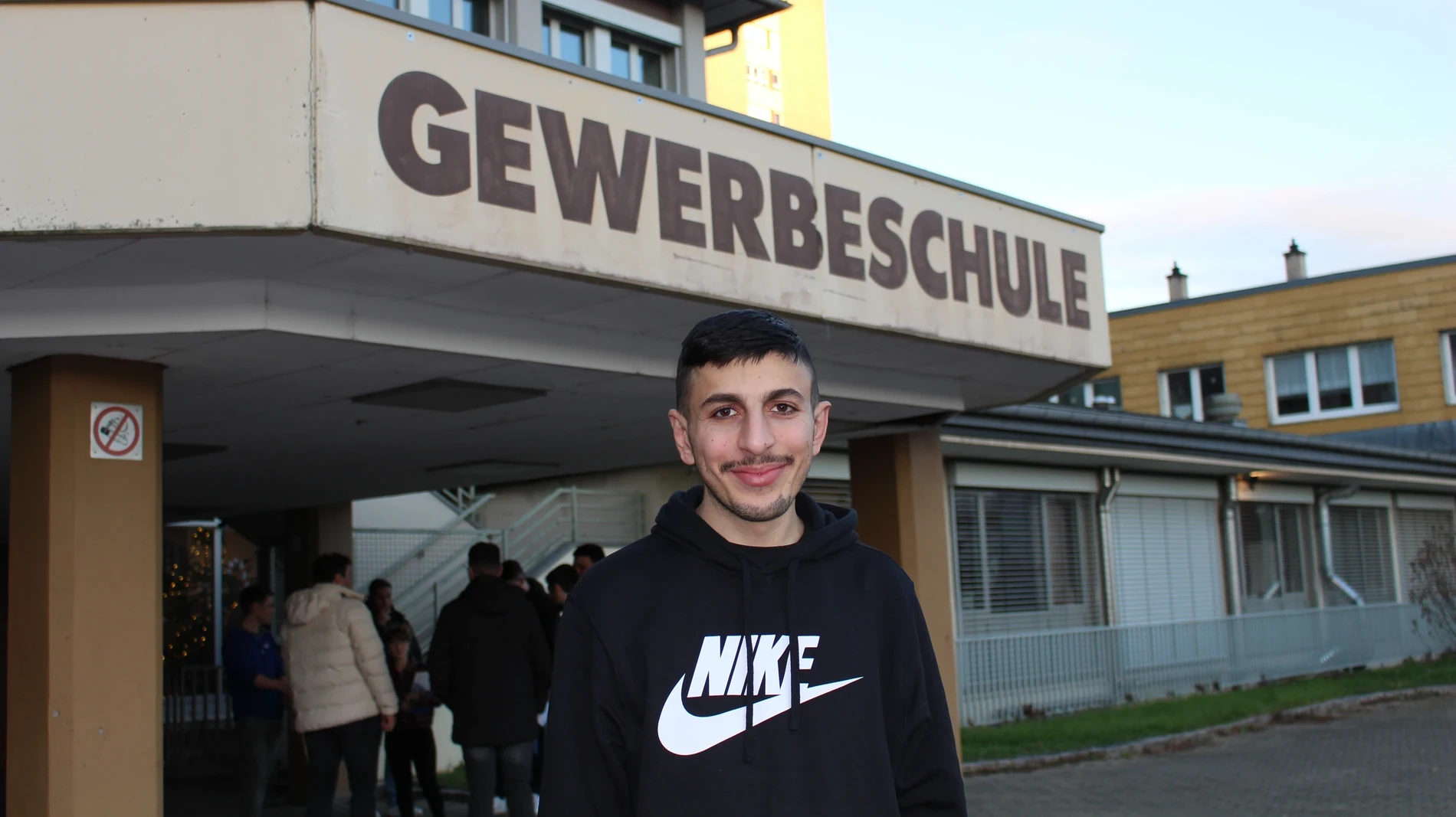 Von der Flucht zur Zukunft: Ehemaliger Flüchtling meistert Lehre Bild